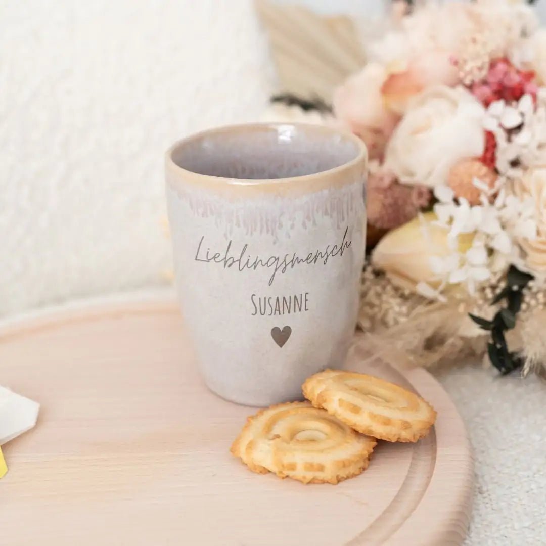 Steingut Becher sand personalisiert - Lieblingsmensch - wunderwunsch