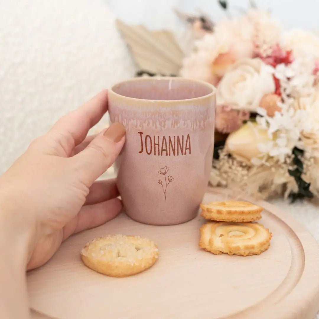 Steingut Becher sand personalisiert - Name Blume - wunderwunsch