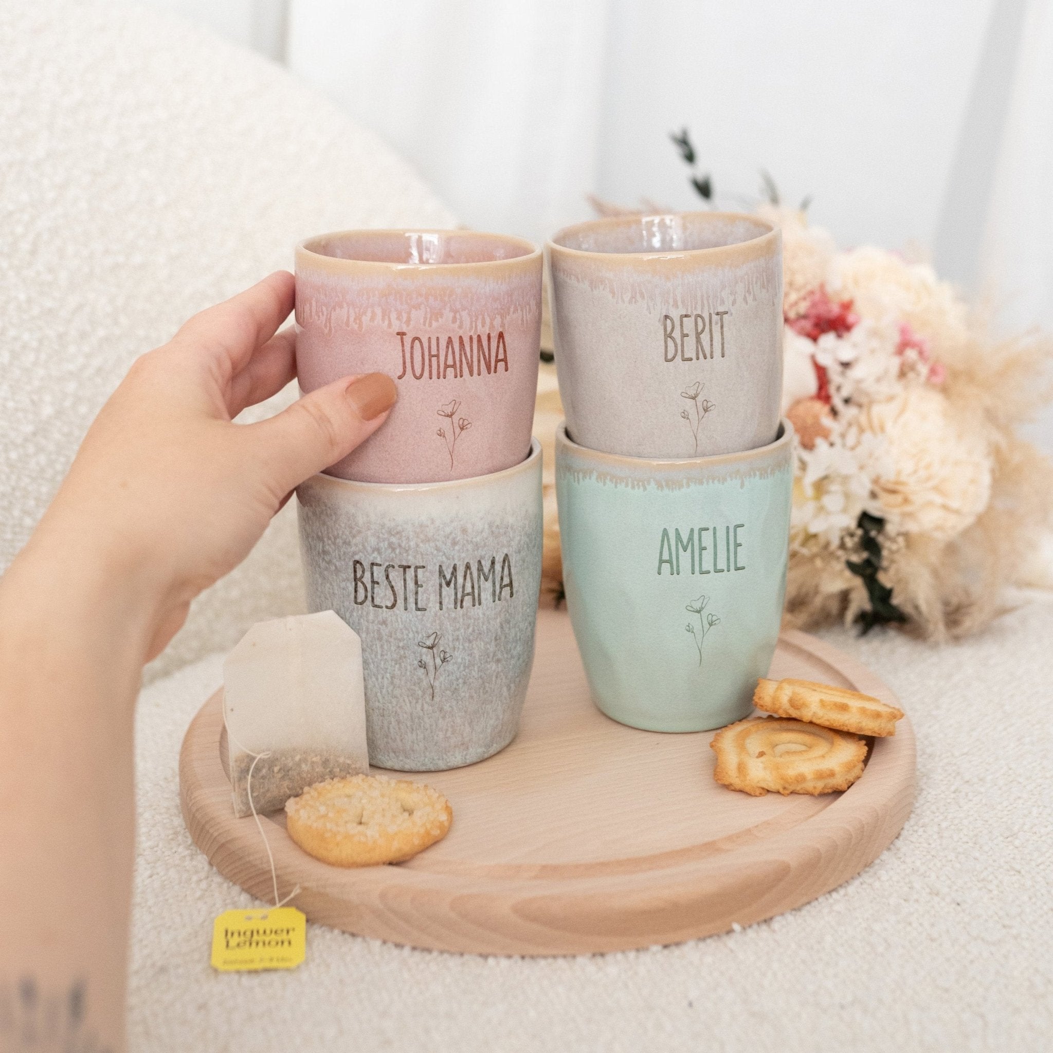 Steingut Becher sand personalisiert - Name Blume - wunderwunsch