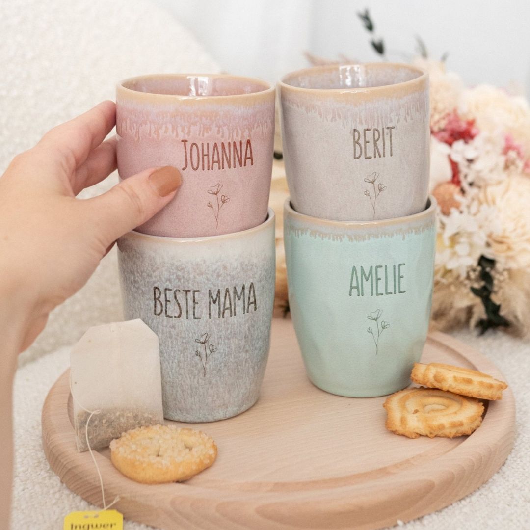 Steingut Becher sand personalisiert - Name Blume - wunderwunsch