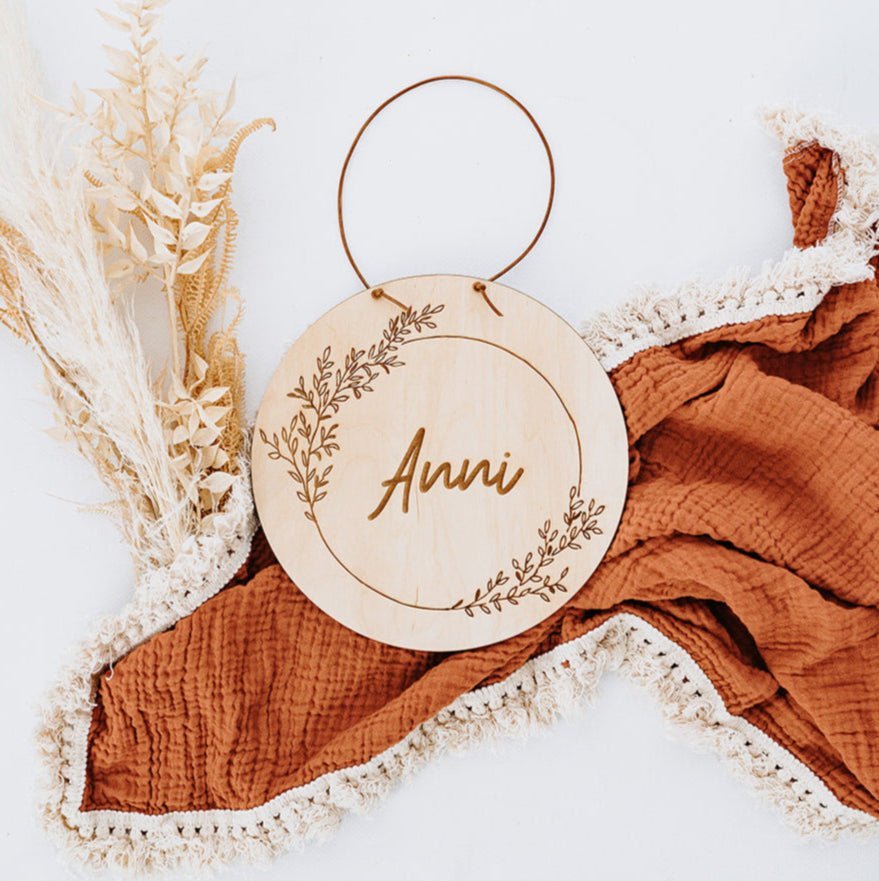 Türschild Kinderzimmer personalisiert - Blumenkranz Gravur - wunderwunsch