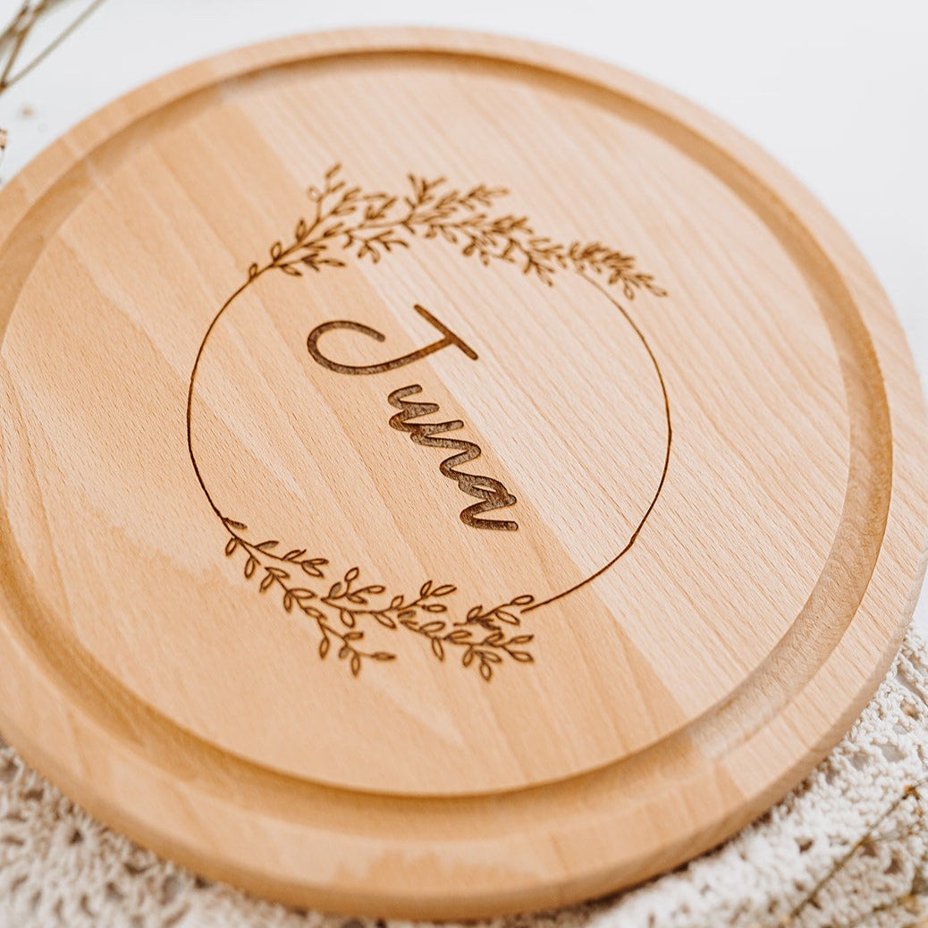 Schneidebrett Holz rund personalisiert - Blumenkranz Gravur