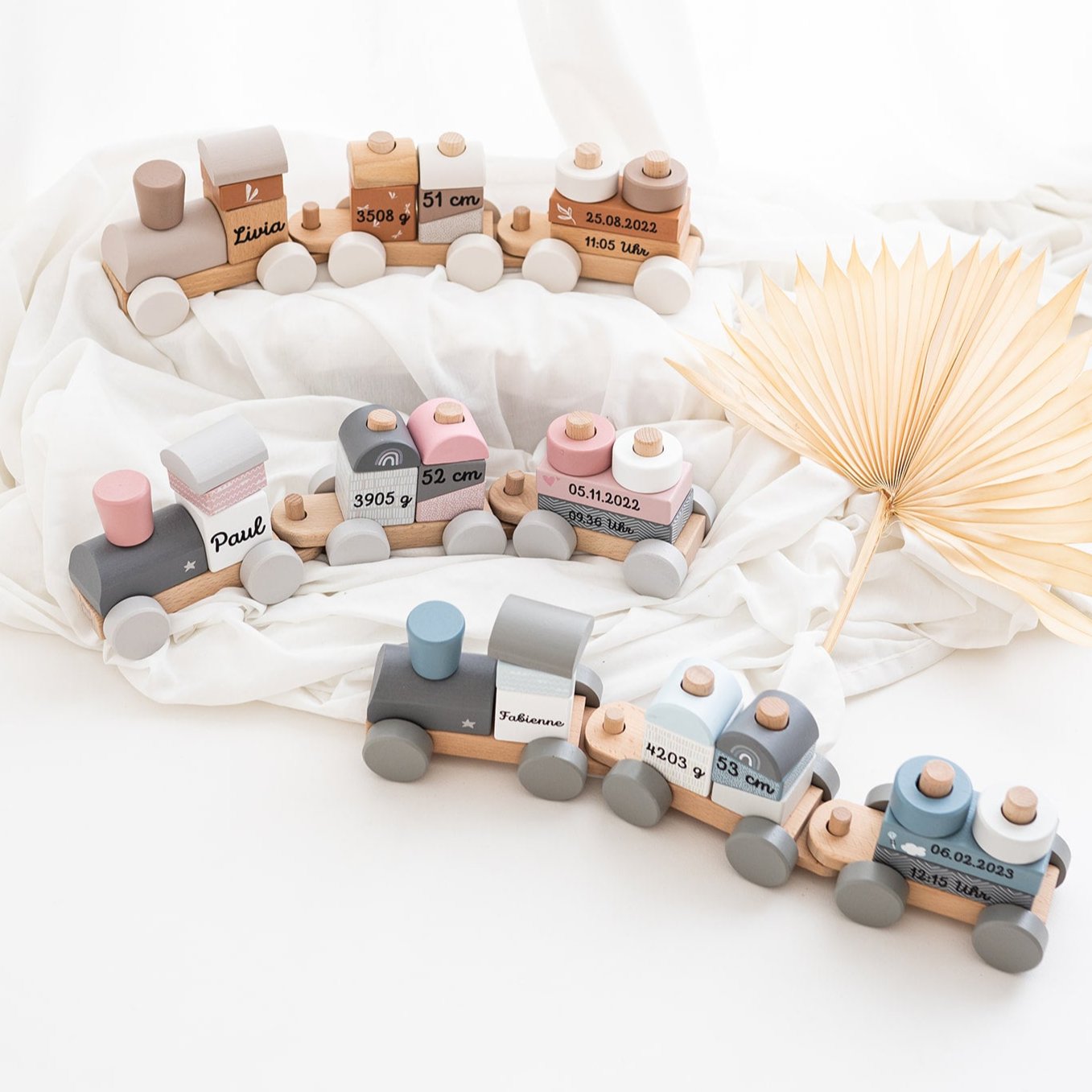 LABEL LABEL Holz Eisenbahn personalisiert - blau, rosa und beige