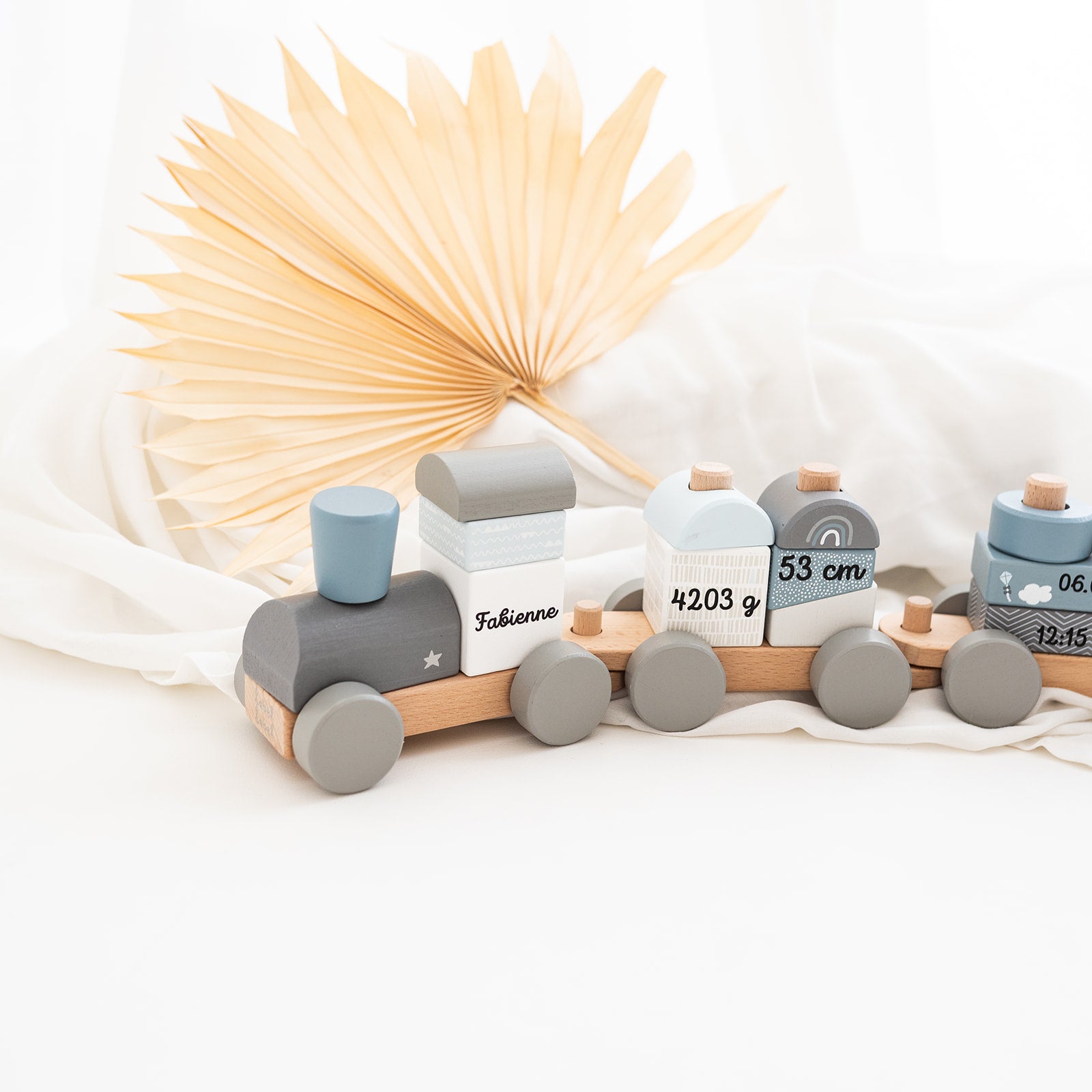 Holz Eisenbahn personalisiert - blau, beige und rosa
