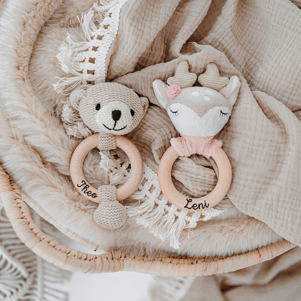 Babyrassel personalisiert - Reh und Bär