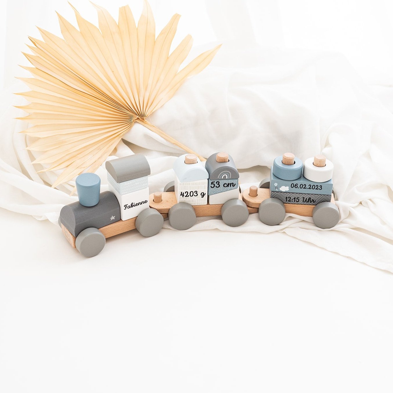 LABEL LABEL Holz Eisenbahn personalisiert - blau, rosa und beige - wunderwunsch